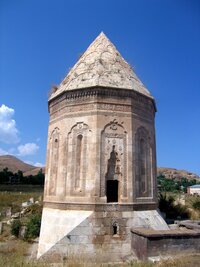 Seldžucká hrobka na břehu jezera Van