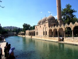 Tady se plameny změnily ve vodu a hořící polena v kapry