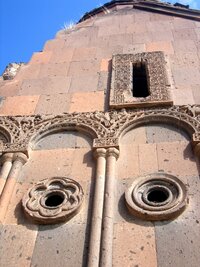 A neskutečně zachované reliéfy na něm