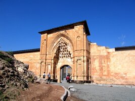 Vchod aneb klasika seldžuckých “krápníků”