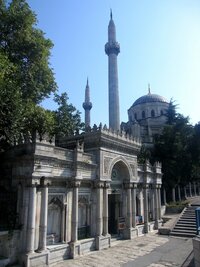 Portál vchodu do Univerzity - v pozadí mešita, jedna z mnoha