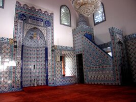 Interiér místní mešity s mihrábem a kazatelnou