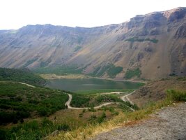 Teplé jezírko v kráteru (vývěr má prý 60 st.C, voda nám přišla tak kolem 30)