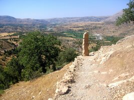 Kolem sochy jejich boha Mithry