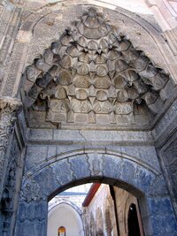 Portál před mešitou Burmali minari Camil (později sloužila i jako blázinec)