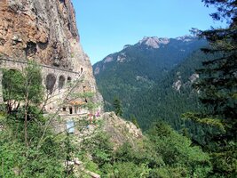 Sumela - klášter nad stejnojmennou říčkou ve stejnojmenném NP