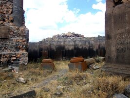 Modré nebe nad ruinami