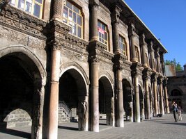 Diyarbakir - průčelí koránové školy u Velké mešity