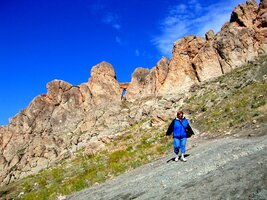 Sestup z vyhlídky nad palácem Ishak Pasha Serail