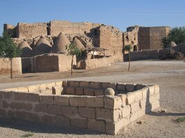 Před bývalým křižáckým hradem