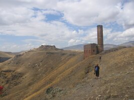 Seldžucká mešita (Turecko) a citadela (Arměnie)