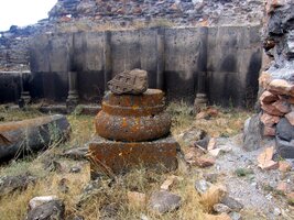 Chodí se po tisících střípcích historie