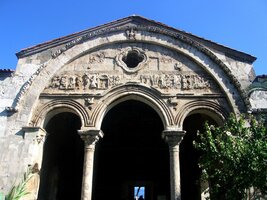 Portál s pozoruhodnými reliéfy