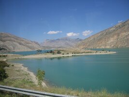 Poloostrov na přírodní přehradě řeky Tortum