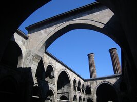 Erzurum - nádvoří koránové školy Cifte minari Medresesi