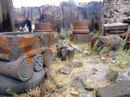 Malebná skupina tisíciletých artefaktů