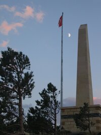 Vlajka s půlměsícem - pomník vítězství nad Rusy