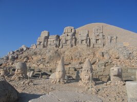 Východní rampa hrobky krále Antiocha