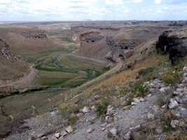 Dno kaňonu s neposednoui řekou Achrajan