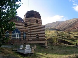 Mešita a hřbitov nad palácem Ishak Pasha Serail