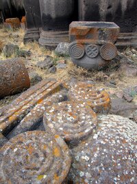 Zbytky původních barev smíchané s barvami přírody