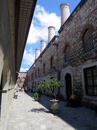 Kuchyně a krámky na 1. nádvoří paláce Topkapi