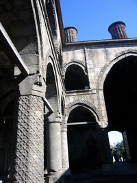 Nádvoří plné arkád