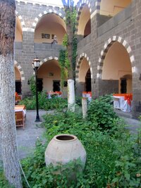 Nádvoří bývalého karavanserailu - dnes hotelu