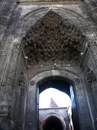 A její “krápníkový” portál