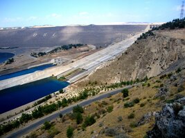 Hráz je 4.největší na světě - výška 170m, délka přes 3 km