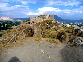 Dílčí pohled na 2 km dlouhé skalisko-kopec