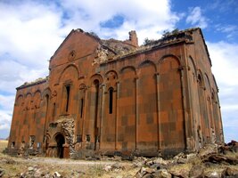 Katedrála, největší stavba okrsku