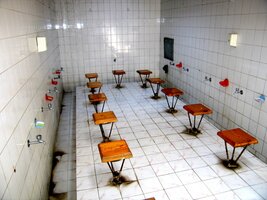 Umývárna nohou na pouličních záchodcích