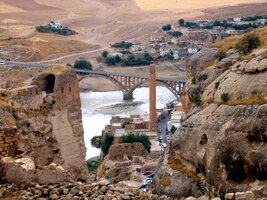 Dole je současný Hasanteyf s ruinami mostu přes Tigris