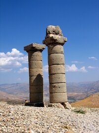 Vyprahlý, ale malebný kraj je ten Blízký Východ...