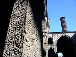 Medresa se dvěma minarety  a zdobnými stěnami