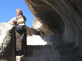 Jde se k nim po schodech a podivuhodnými cestami vysekanými ve skále