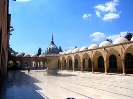 Nádvoří mešity Hizil Ibrahim Hallilulah Camil - místo pro odpočinek poutníků