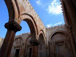 Klenby, sloupy, arkády - inu, Orient...