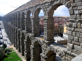 Je dvoupatrový a měří přes 800 m