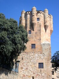 To je vše, co zbylo z verlkolepího paláce - věž Torre de Clavero
