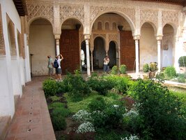 s vodotrysky a křehkým sloupovím