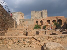 Velké nádvoří Alcazaby se základy vojenských domků