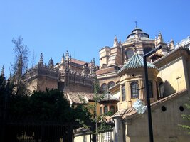 Masiv katedrály nad námi