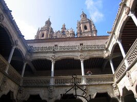 A nad nimi univerzitní chrám Clericia