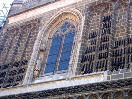 Průčelí chrámu San Juan de los Reyes s okovy otroků