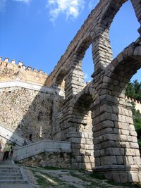 Největší místní div - římský aquadukt