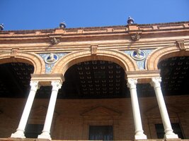 a nad nimi oblouky s bustami slavných