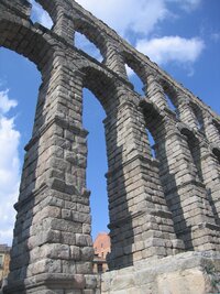 A tyčí se málem až do nebe