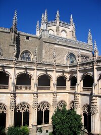 Je dvoupatrová a okázalá